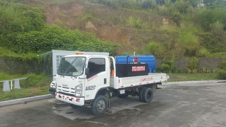 Transporte y apoyo logístico con cama baja